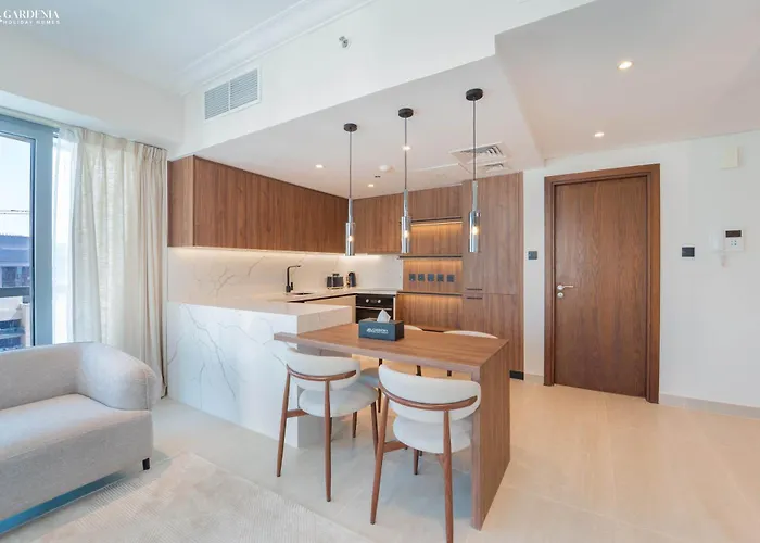 Downtown Dubai- Modern Upgraded 1 Bedroom Plus Study Room With Luxury Interiors And Partial Fountain Views