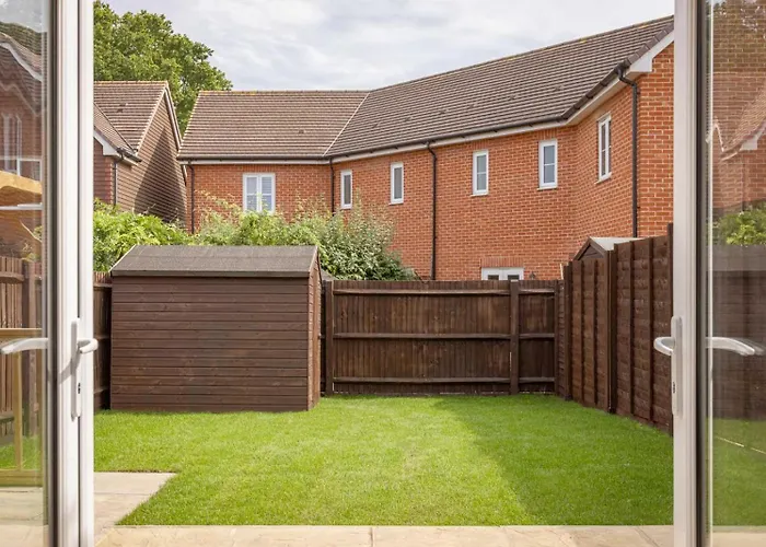 Family Home 3 Bed 3 Bath With Parking Garden London