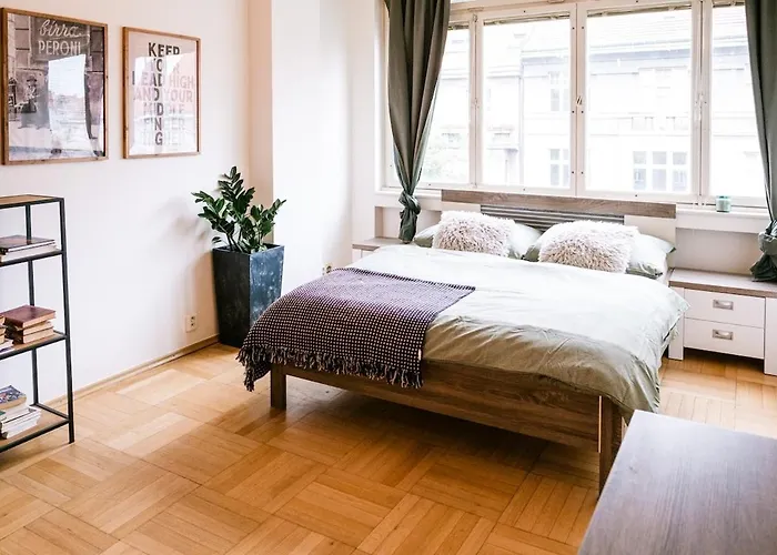 Bright 120M Apartment 2Br Balconies Near Castle Prague