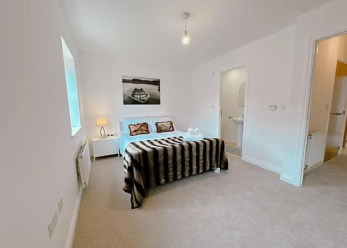 Family Home 3 Bed 3 Bath With Parking Garden London