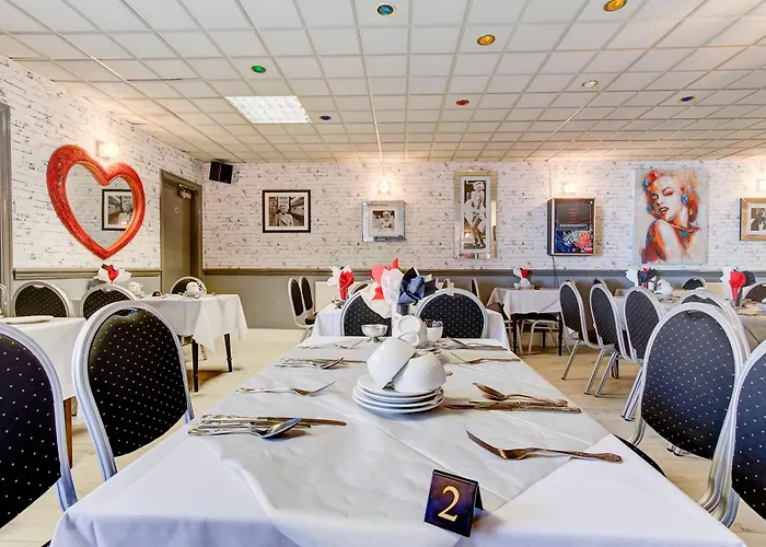 The Sandringham Court Hotel & Apartment-All Groups Welcome Here (Adults Only) Blackpool