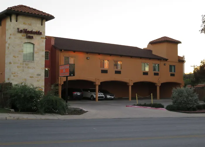 La Hacienda Inn Near Alamodome & Riverwalk San Antonio