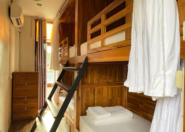 Bloom Cafe & Hostel Koh Lipe