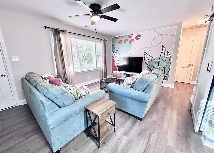 4-Beds, 2-Bath, Old Charm, Updated Comfort Home Charlotte