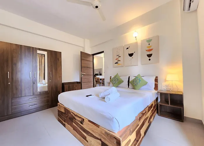 Beachside 1Bhk Apartment - Pool, Gym & Modern Comforts, Candolim