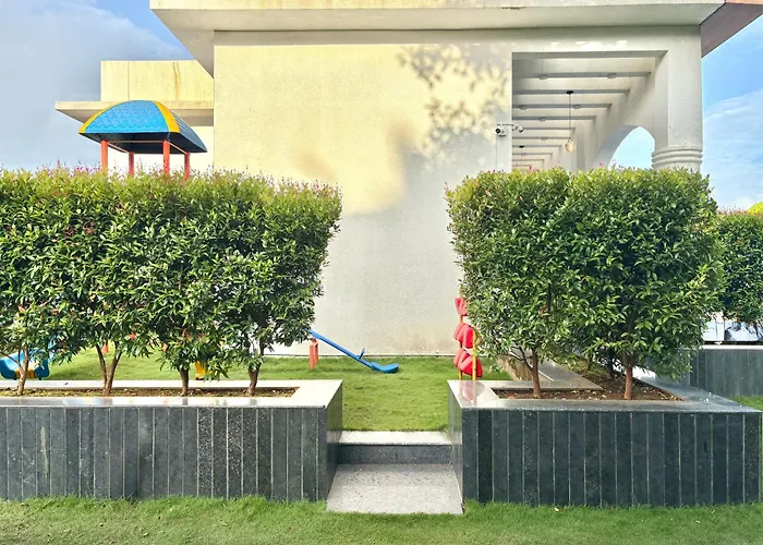 Beachside 1Bhk Apartment - Pool, Gym & Modern Comforts, Candolim