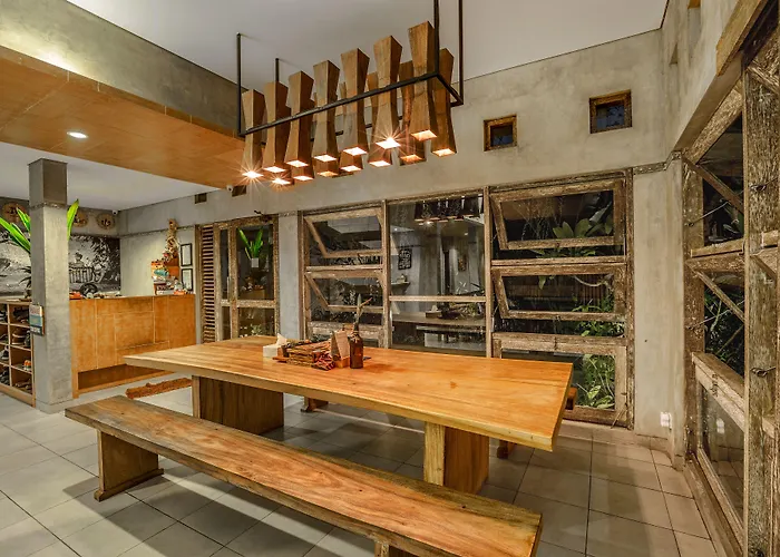 Lokal Bali Hostel Kuta 