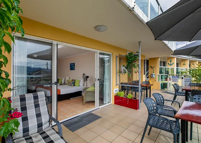 Sunlit Waters Studio Apartments Airlie Beach