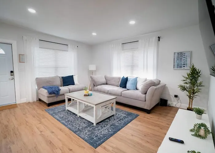 Beautiful Spacious Stylish Near Busch Gardens Tampa