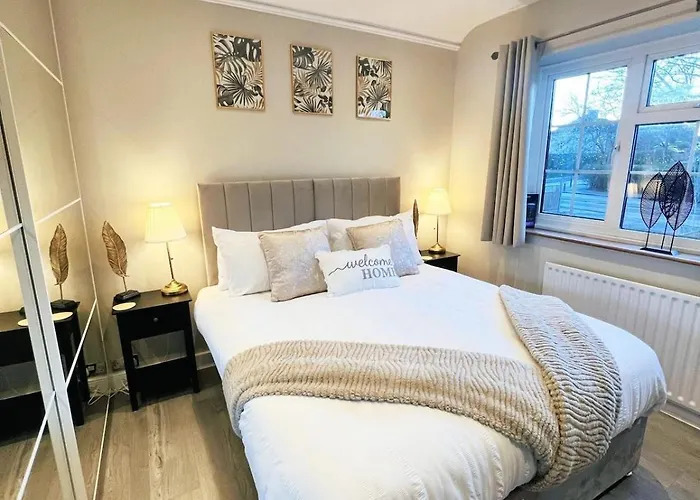 Large 5 Bed Home, London Featuring, Outdoor Space & Parking, Free Wifi