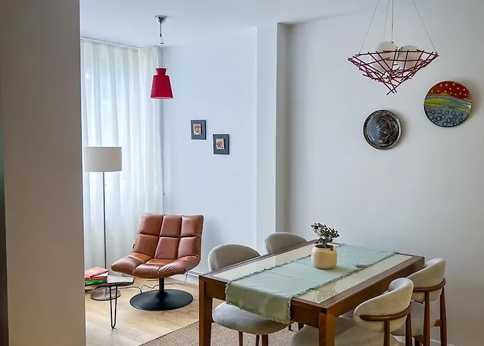 Sunny Escape - 2Br Apartment With Balcony Prishtinë