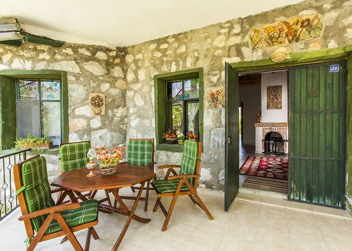 Otantik Tas Ev Bed & Breakfast Dalaman