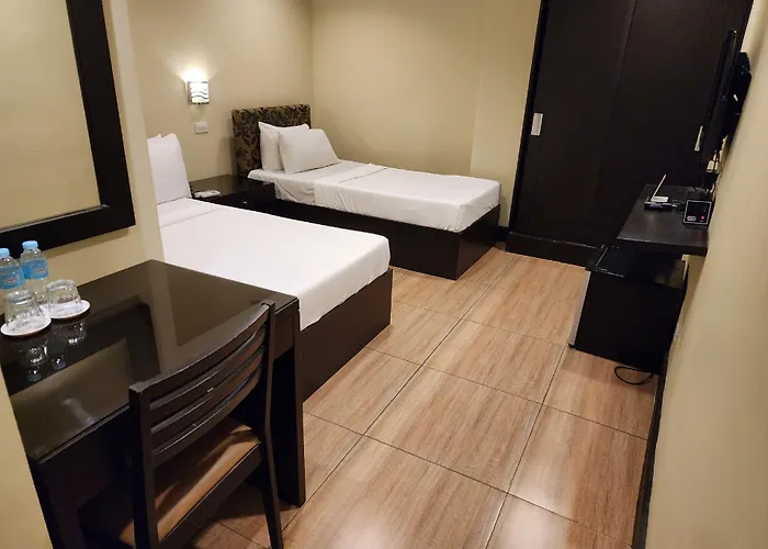 Green Glass Hotel Calamba 
