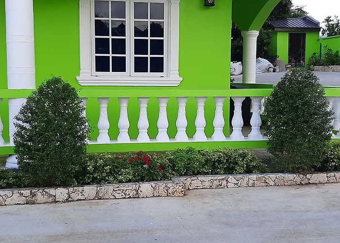 Pesheres Inn & Spa Bon Accord Village