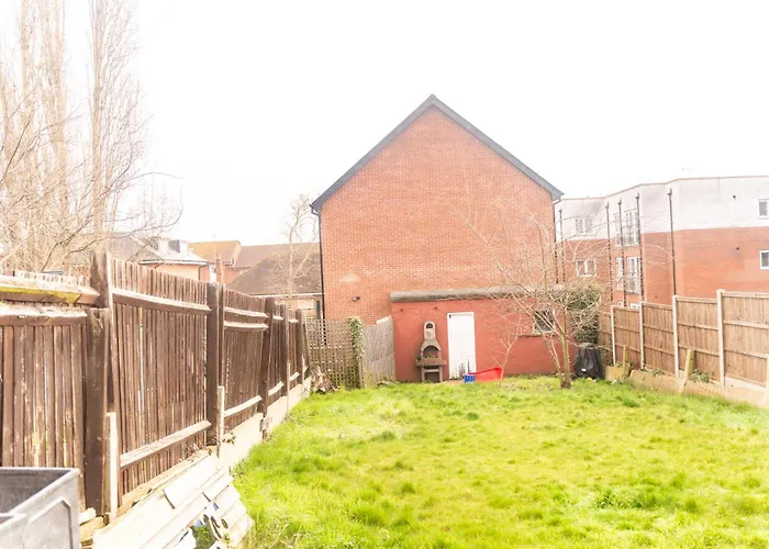 Large 5 Bed Home, London Featuring, Outdoor Space & Parking, Free Wifi