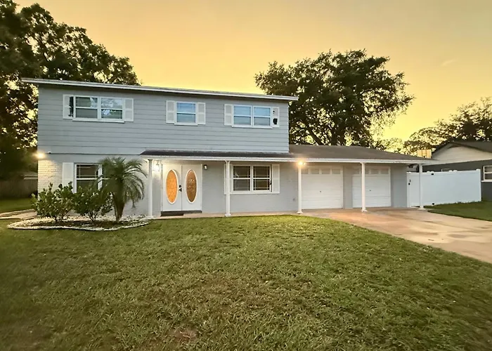 Bright 2Br- Near Busch Gardens & Tampa Fun Apartment