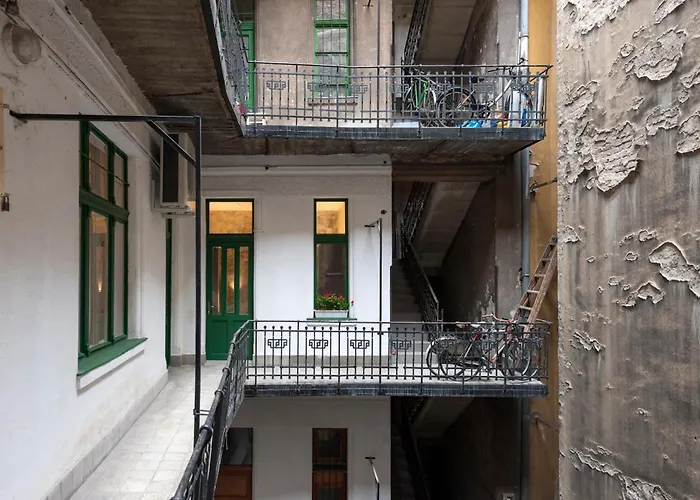 Luxe 3Bed 3Bath Steps To New York Cafe & Szimpla Kert Apartment Budapest