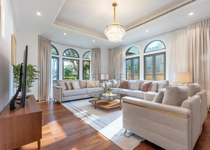 Beach Access Villa With Backyard In Prime Location In Canal Cove, Palm Jumeirah By Deluxe Holiday Homes Dubai