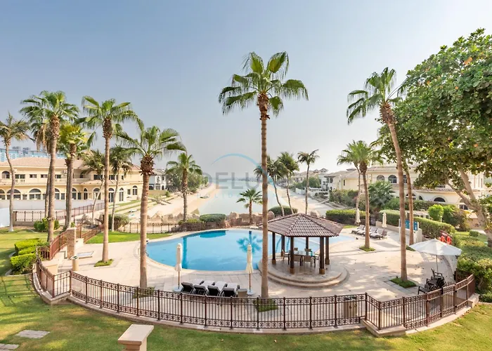 Beach Access Villa With Backyard In Prime Location In Canal Cove, Palm Jumeirah By Deluxe Holiday Homes Dubai
