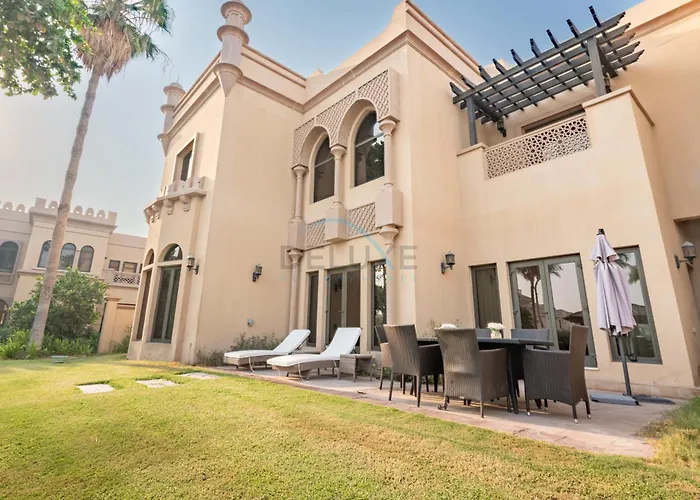 Beach Access Villa With Backyard In Prime Location In Canal Cove, Palm Jumeirah By Deluxe Holiday Homes Dubai