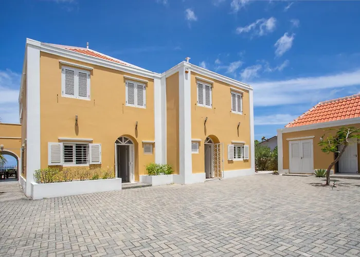 Oceanfront Colonial Villa With Pool Willemstad