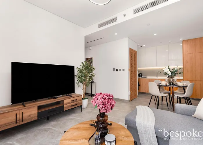 Bespoke Holiday Homes - Elegant 2Br Waterfront Stay With Canal View Dubai