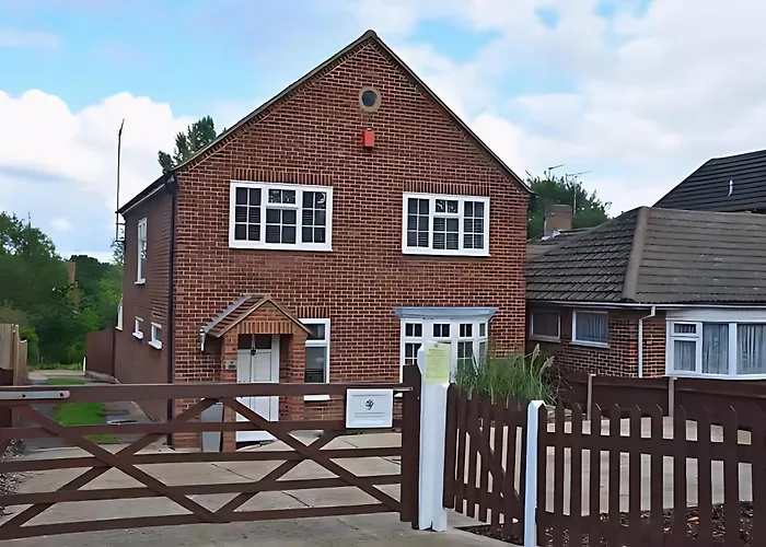 Large 5 Bed Home, London Featuring, Outdoor Space & Parking, Free Wifi