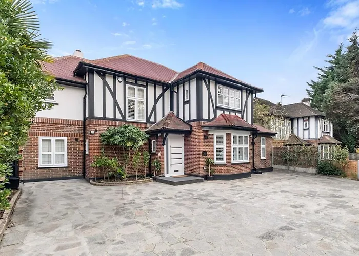 Heritage Look, Luxury Feel - London Family House