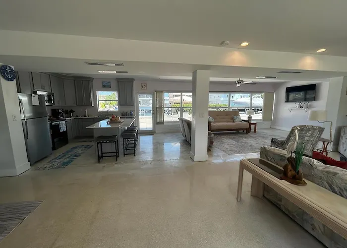 Comfortable, Spacious 3-Br, 2-Ba-1 Level Home- Deep Dock On Canal, Islamorada