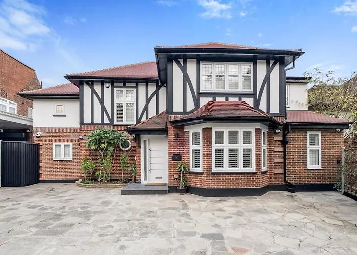 Heritage Look, Luxury Feel - London Family House