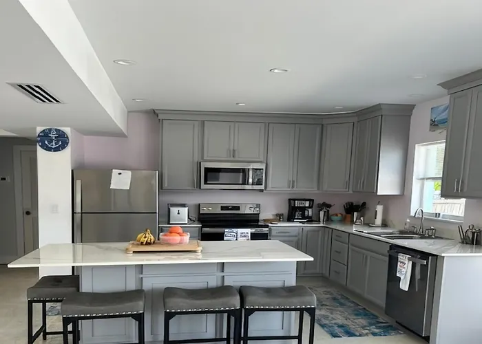 Comfortable, Spacious 3-Br, 2-Ba-1 Level Home- Deep Dock On Canal, Islamorada