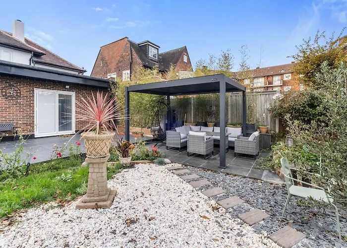 Heritage Look, Luxury Feel - London Family House