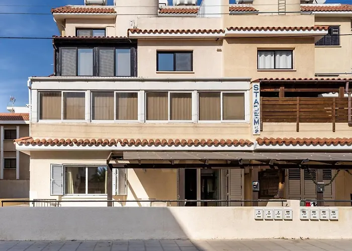 Levante - 2-Br Apt & Terrace In Larnaca