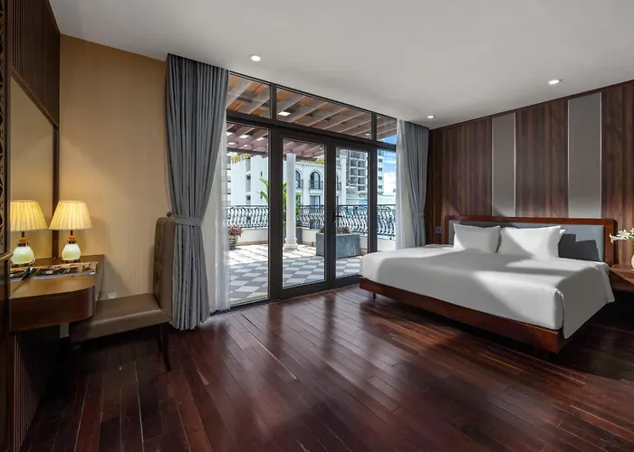 Palazzo Luxury Hotel & Bistro - Central My Khe Beach Walking Street Danang