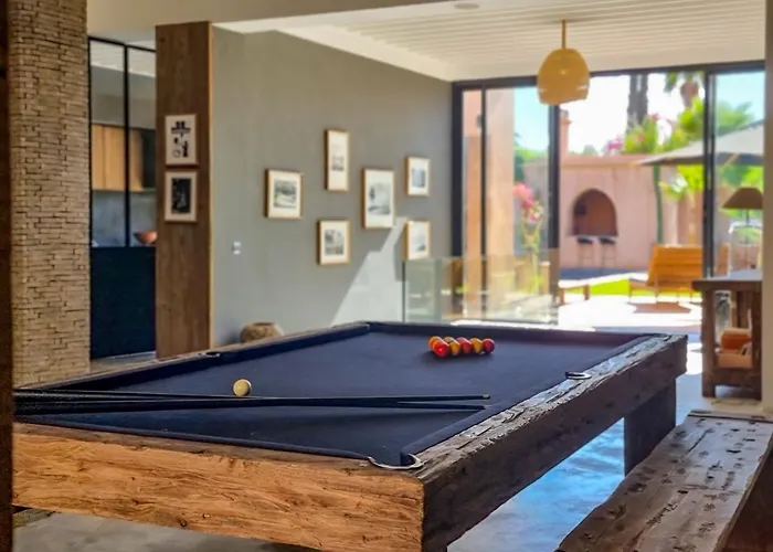Villa Avec Gouvernante Et 2 Piscines Dont Une Chauffee Dans Domaine Securise Marrakesh