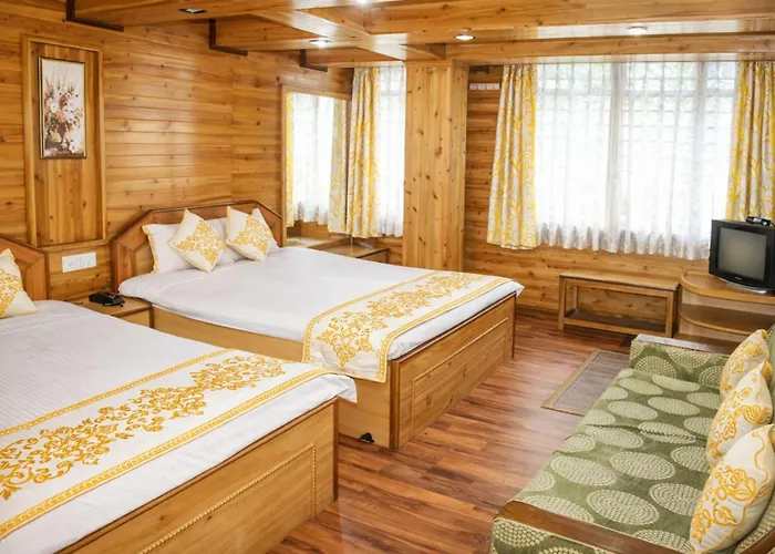 Hotel B-R-O-A-D-W-A-Y - Residency Mall Road Mountain Valley View Darjeeling - Luxury & Spacious - A Top Rated Premium Room