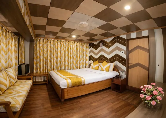 Hotel B-R-O-A-D-W-A-Y - Residency Mall Road Mountain Valley View Darjeeling - Luxury & Spacious - A Top Rated Premium Room
