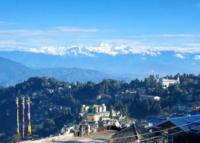 Hotel B-R-O-A-D-W-A-Y - Residency Mall Road Mountain Valley View Darjeeling - Luxury & Spacious - A Top Rated Premium Room