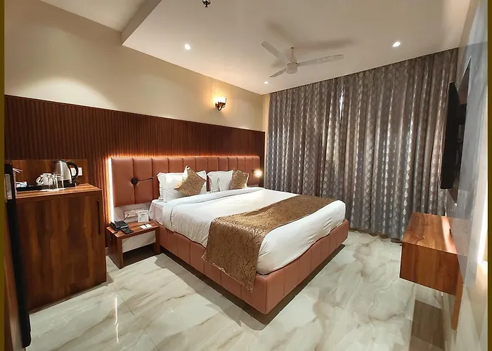 The Elegant Hotel Vishwam Inn Residency - Near Viswanath Temple And Ganga Ghat #Lift #Parking #Wi-Fi #Restaurant And All Facilities Are Available Book Early And Have Fun Varanasi