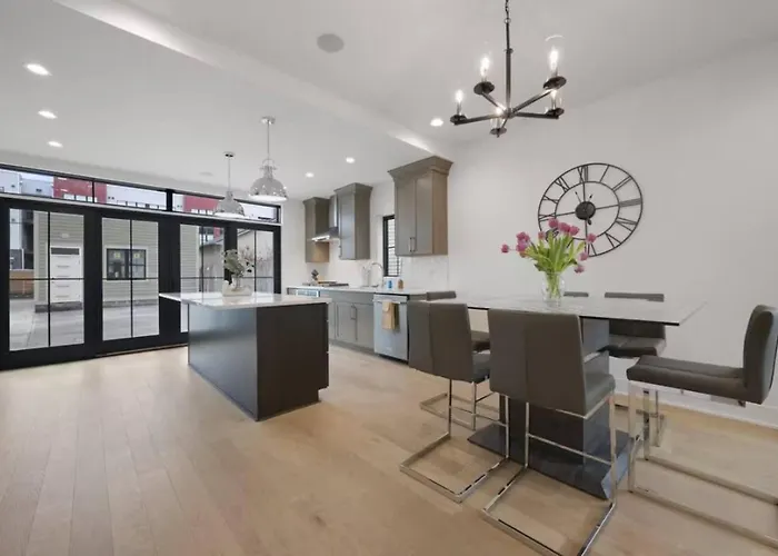 Jungle House Luxury Homes - Columbus Downtown Short North - Near Convention Center & Nationwide Arena - Sleeps Up To 15 - Free Parking - Over 5,800 Five Stars