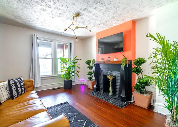 Jungle House Luxury Homes - Columbus Downtown Short North - Walk To Convention Center & Nationwide Arena - Sleeps Up To 8 - Free Parking - Over 5,800 Five Stars