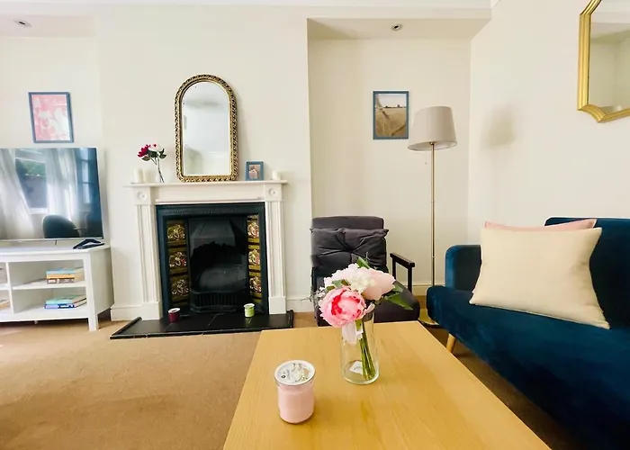 4 Bedroom House Central London - Free Parking