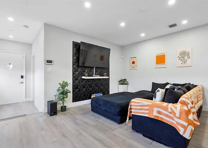 5 Min To Brickell & Bars - Arcade - King Bed - Outdoor Fun Villa Miami