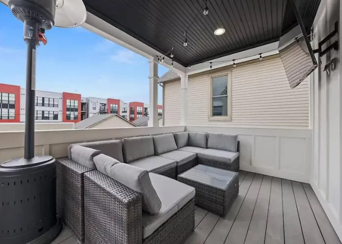 Jungle House Luxury Homes - Columbus Downtown Short North - Near Convention Center & Nationwide Arena - Sleeps Up To 15 - Free Parking - Over 5,800 Five Stars