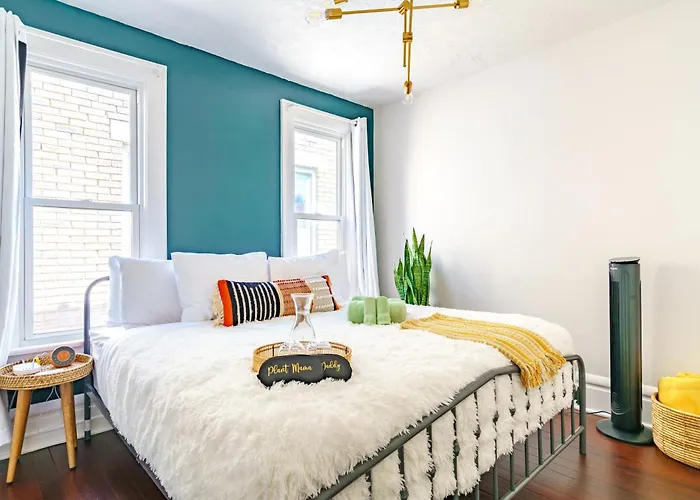 Jungle House Columbus Short North Downtown Free Parking - Steps To Convention Center & Nationwide Arena - 2Br Luxury Home - Sleeps 8 - Over 5,800 Five Star Stays