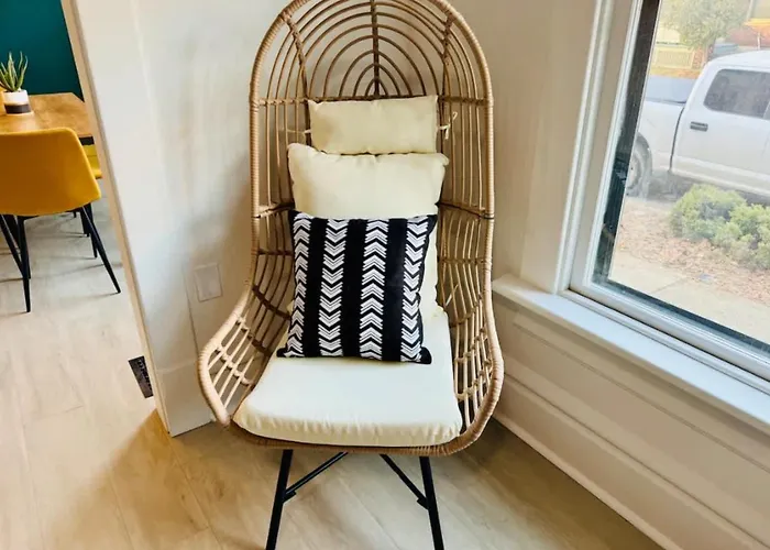 Jungle House Columbus Sleep 12 Downtown Ohio Free Parking - Near Convention Center & Nationwide Arena - 4Br Short North Luxury Home - Over 5,800 Five Star Stays