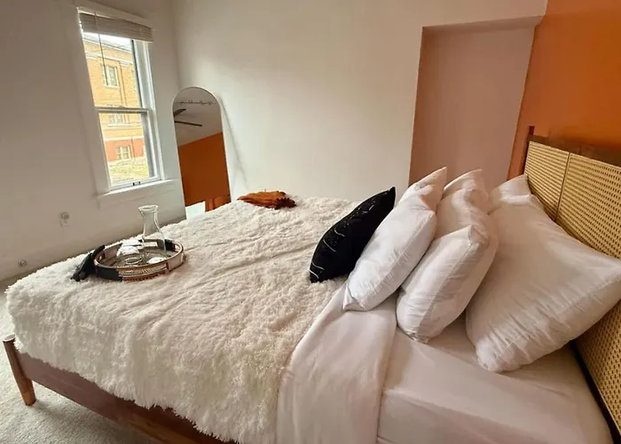 Jungle House Columbus Sleep 12 Downtown Ohio Free Parking - Near Convention Center & Nationwide Arena - 4Br Short North Luxury Home - Over 5,800 Five Star Stays