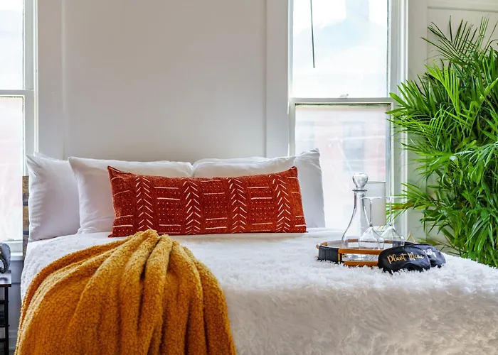 Jungle House Columbus Downtown Free Parking Sleeps 8 - Near Convention Center & Nationwide Arena - 2Br Luxury Home - Pet Friendly Over 5,800 Five Star Stays