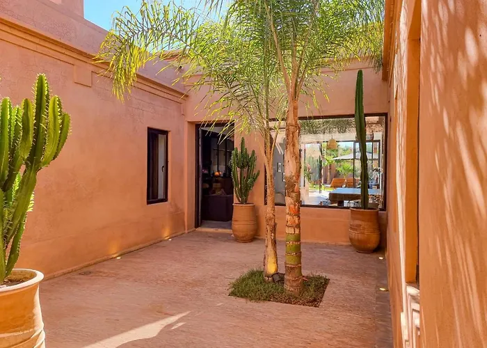 Villa Avec Gouvernante Et 2 Piscines Dont Une Chauffee Dans Domaine Securise Marrakesh