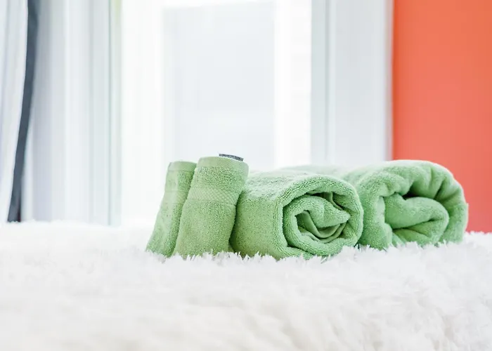 Jungle House Luxury Homes - Columbus Downtown Short North - Walk To Convention Center & Nationwide Arena - Sleeps Up To 8 - Free Parking - Over 5,800 Five Stars